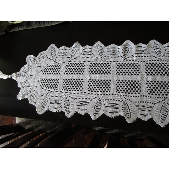 Vintage White Doily Style Table Runner with Tassels - Table Linen Home Décor - Picture 5 of 7